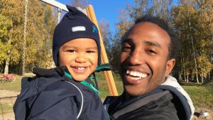 Sonen Niclas är familjen Moores tredje barn. Walter Moore med sonen Nicolas i famnen.