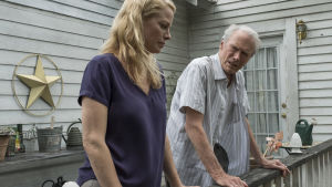 Far och dotter. Även i verkligheten. Earls dotter Iris spelas av Clints dotter Alison Eastwood. Earl i samspråk med dottern Iris på verandan.