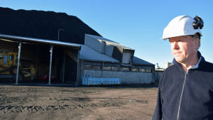 Sixten Granlund har arbetat i Hanaholmens kraftverk i över trettio år. Han vill att kraftverket ska fortsätta med sin verksamhet. Sixten Granlund, hanaholmens kraftverk,