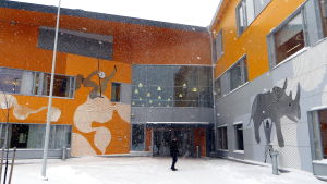 Skolbyggnad i snöyra