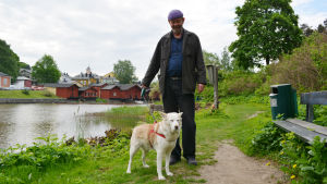 Arkitekt Lauri Rissanen från föreningen Borgå ådal bekräftar att det blir ett besvär över beslutet att bygga ett hotell och en Citymarket på västra åstranden (arkivbild). Arktiekt Lauri Rissanen med hunden Vilma