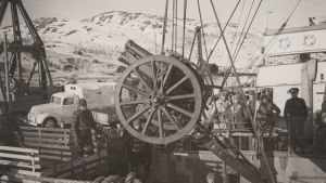 Tykkiä nostetaan laivasta Petsamon Liinahamarin satamassa maaliskuussa 1940.
