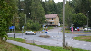 Trafiken i korsningen har ökat i och med att en tredje stor livsmedelsbutik byggdes i närheten av korsningen. Korsningen Söderkullavägen, Eriksnäsvägen, Nya Borgåvägen där det planeras en rondell