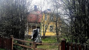 Ägaren till det här obebodda huset har uppmanats sätta faner för fönstren. Gammalt stort trähus.