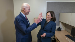 USA:s relationer med Indien kommer knappast att påverkas av att Kamala Harris mor var indier. Joe Biden och Kamala Harris gör "high five"
