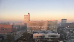 Det gryr för trixande av lagen hur regeringen än väljer att göra - ordna valet nu eller skjuta upp det? Bilden är tagen i Katowice i södra Polen. Gryning över staden Katowice i stenkolsbältet i södra Polen en disig morgon.