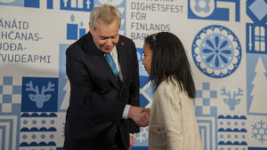 Nohas handskakning med statsministern är snabbt förbi. God självständighetsdag, säger statsministern till alla barnen. Noha Albu-Mohammed skakar hand med antti rinne