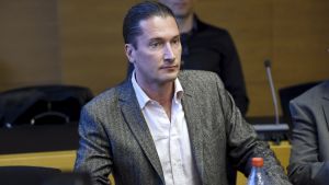 Tingsrätten dömde till Tommi Metsäketos fördel efter att han kallats för serieantastare Artisten Tomi Metsäketo i Helsingfors tingsrätt.