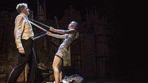 En berusande känsla av makt. På bilden Joachim Wigelius som Karl Oswald och Linda Zilliacus som Maria Braun. Joachim Wigelius och Linda Zilliacus i Maria Brauns äktenskap på Lilla Teatern.