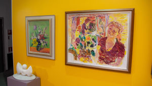 Till höger Rafael Wardis porträtt av Yrjö A. Jänttis mor. Bilkonst i konsthallen.