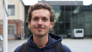 Benjamin Finell kunde tänka sig parkera på vänster sida som en sista utväg. Närbild på en ung man som ser in i kameran och ler.