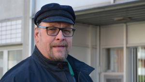 Ralf Holmlund är huvudförtroendeman på Wärtsilä. Ralf Holmlund i keps och glassögon.