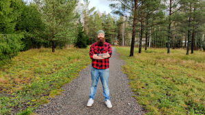 Jonas Ekman fick hjälp av kontakter då han kom med i ett jaktlag i Vanda. En man iklädd röd tröja står ute på ett motionsspår.