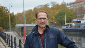 Olav Granström, verksamhetsledare för Pargas-Nagu fiskeriområde, är förvånad över att NTM-centralens beslut är något helt annat än den skrämseljakt som fiskeriområdet hade ansökt om lov om. Olav Granström inför strömmingsmarknaden i Åbo 2018