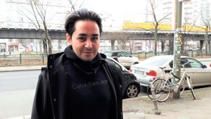 Sherwan Haji i Berlin, med tunnelbanelinjen U1 i bakgrunden. Sherwan Haji.