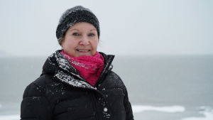 Päivi Rosqvist gillar att röra sig i Ekenäs skärgårds nationalpark och är en av dem som ofta besöker Dagmarsparken. Päivi Rosqvist