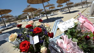 Den öde stranden vid hotellet efter terrorattacken 2015. Blommor efter terrorattacken i Sousse 2015.