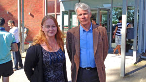 Mari Saari, biträdande chef vid Helsingfors flyktingförläggning och Jorma Kuuluvainen, direktör för enheten för mottagande vid Migrationsverket. Mari Saari, biträdande chef vid Helsingfors flyktingförläggning och Jorma Kuuluvainen, direktör för enheten för mottagande vid Migrationsverket.