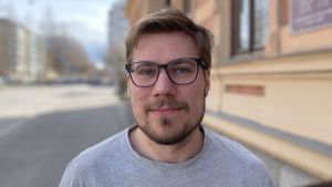 Janek Bergman jobbar dagligen med unga drogmissbrukande klienter på Ungdomsstationen Klaara. Han hoppas att man på stationen får ökade resurser om det behövs för att kunna hjälpa fler. Redan nu mår många unga sämre som en följd av pandemin. Mansperson i ljusgrå tröja står utanför gulrappad byggnad, ler svagt mot kameran.