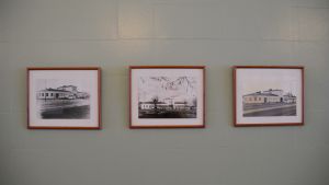 Gamla fotografier över hur busstationen har sett ut hänger i väntesalen. Foton i busstationen i Lovisa vintern 2019