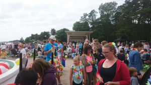 Parkfesten lockade många besökare. En bild på människor som har samlats i en park. I bakgrunden syns massor av människor och en scen.