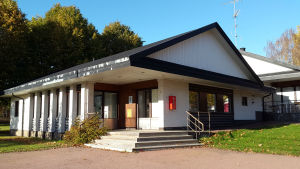 Kommunkansliet i Geta Kommunkansliet i geta, en vit stenbyggnad med svart tak.