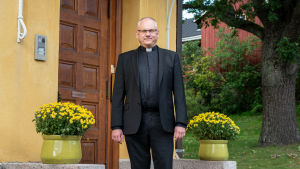 Bo-Göran Åstrand utanför biskopsgården i Borgå. Bo-Göran Åstrand utanför Biskopsgården.