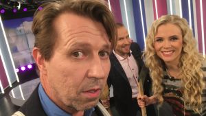 Martti Suosalo on tuttu näky teatterilavalla. Ensi huhtikuussa hän nousee ensimmäistä kertaa painonnostolavalle. Ikämiehien 77-kiloisten tulostaso on niin kova, että Suosalo saattaa sovinnolla nostaa 83-kiloisten sarjassa. Näyttelijä Martti Suosalo Puoli seitsemän studiossa juontajien Mikko Kekäläisen ja Susanna Laineen kanssa