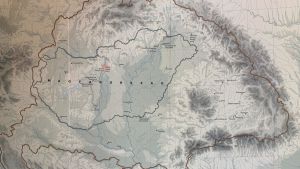 Var annat än i Ungern kör man i självaste parlamentsbyggnaden med en karta över sitt lands motsvarighet till Storfinland? Yttre gränsen visar enligt förklaringstexten "Det historiska Ungern", inre gränsen är "Dagens gräns". Detta foto tog jag påsken 2019. En motsvarande karta över "Det historiska Tyskland" har jag aldrig sett, inte ens i litteraturen. Ganska vanliga är tyska kartor från 1933, men då hade ju Tyskland redan krympt via första världskriget. Och på alla sådana kartor saknas de tyska områdena i det forna Österrike-Ungern. "Ja ja, men Österrike är ju inte Tyskland". Nåja. Notera att vartenda politiska parti i Österrike 1930, även det kommunistiska, ville förena sig med "resten av" Tyskland. Gammal karta över Ungern.