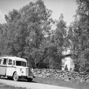 Radion ääniauto kirkon kiviaidan vieressä. Jumalanpalveluksen radiointi 1930-luvulla.