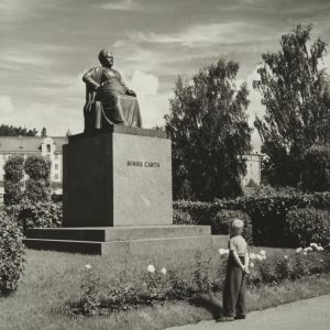 För att hedra minnet av Minna Canth har man rest en staty av henne i varje hemstad - Tammerfors, Jyväskylä och Kuopio. På bilden ser vi statyn som står i Minna Canths park i Kuopio. Minna Canths staty i Minna Canth-parken i Kuopio.