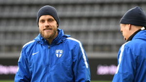 En avslappnad Teemu Pukki ser fram emot matchen mot Armenien. Teemu Pukki på landslagsträningar.