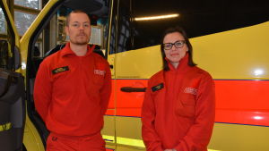 Dick Söderholm och Lilian Sjöberg under sitt första skift. Dick Söderholm och Lilian Sjöberg är på sitt första arbetspass för ambulansen vid Västra Nylands räddningsverk.