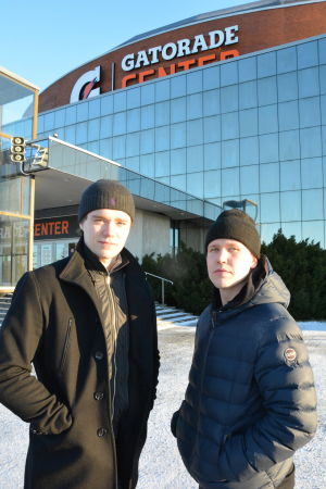TPS Erik Källgren och Henrik Larsson utanför Åbohallen. TPS målvakt Erik Källgren och back Henrik Larsson