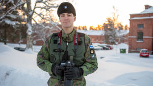 Henrik Miettinen tar bilder och filmar för sociala medier. beväring med stor kamera