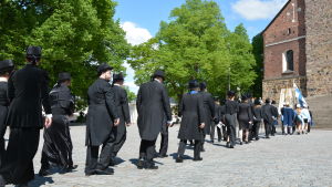 Nypromoverade doktorer vid Åbo Akademi vandrar i procession till gudstjänst i Åbo domkyrka.