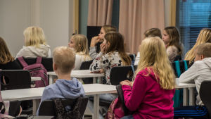 Stolarna är mycket bekvämare, tycker Aron Skog. Här är en del av hans klass. Skoelever sitter i klassrum