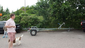 Markus Lampenius anser att parkeringen på vändplatsen i Kalkstrand är ett bekymmer som bör åtgärdas. Markus Lampenius står och tittar på en bil som parkerat med en båttrailer
