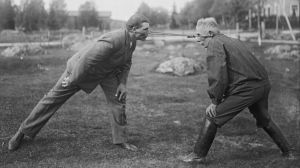 "Dra pissmyra", Närpes, Kalaks 1930. Två män leker leken "dra pissmyra". Bilden är tagen 1930 i Närpes, Kalaks.
