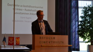 Patrik Nygrén fick flera gånger svara på kritiken kring Arkea under mötets gång. Stadsdirektör Patrik Nygrén talar under Pargas stadsfullmäktigemöte.