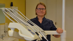 Det är ändå samma personer som gör samma jobb som tidigare, menar Mäntynen-Danielsbacka. Annika Mäntynen-Danielsbacka i sin mottagning