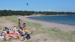 På södra Tulludden finns bland annat en naturiststrand. Där rör sig också surfare, simmare och friluftsmänniskor. Naturister på Tulludden i Hangö