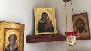 I hörnet i sin studio har Riikka Juvonen en ikon som föreställer Gudsmodern. Tre ikoner i ett hörn.