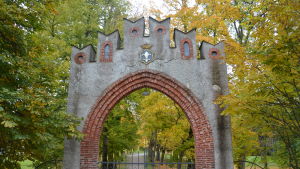 Svartå slottspark hör till Raseborgs mesta sevärdheter. Porten vid Svartå slott