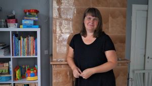 Sara Mikander säger att en person kommit långt redan bara för att hen börjat fundera på ta sig ur en våldsam relation. Sara Mikander är verksamhetsledare på Frida.