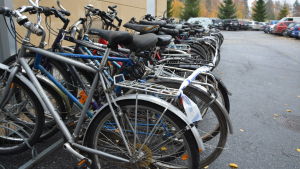 Cyklar som ska auktioneras ut. Upphittade cyklar på polisens bakgård i Vasa.