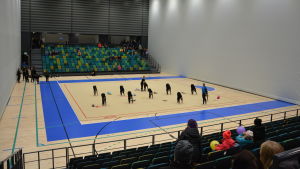 Turun Pyrkiväs truppgymnaster visar upp sig under öppet hus i Kuppis bollhall. Åskådare följer med gymnastikträningar i bollhallen i Åbo.