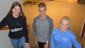 Fanny Wilhelms, Benjamin Olli och Julia Loo från årskurs 8 vid Korsholms högstadium. Fanny Wilhelms, Benjamin Olli och Julia Loo från årskurs 8 i Korsholm. Här i en trappa i Korsholms högstadium.
