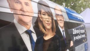 En kampanjbuss med bilder på partiet Frihet och Solidaritets främsta kandidater. Alojz Baránik är längst bort. Han blir antagligen invald i EU-parlamentet. En kampanjbuss med bilder på det slovakiska partiet Frihet och Solidaritets tre främsta kandidater i EU-valet. Alojz Baránik längst bort trots att han är nummer två på listan.
