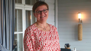 Tuffa beslut framför oss säger kommundirektör Anneli Pahta. Anneli Pahta i rödprickig blus.